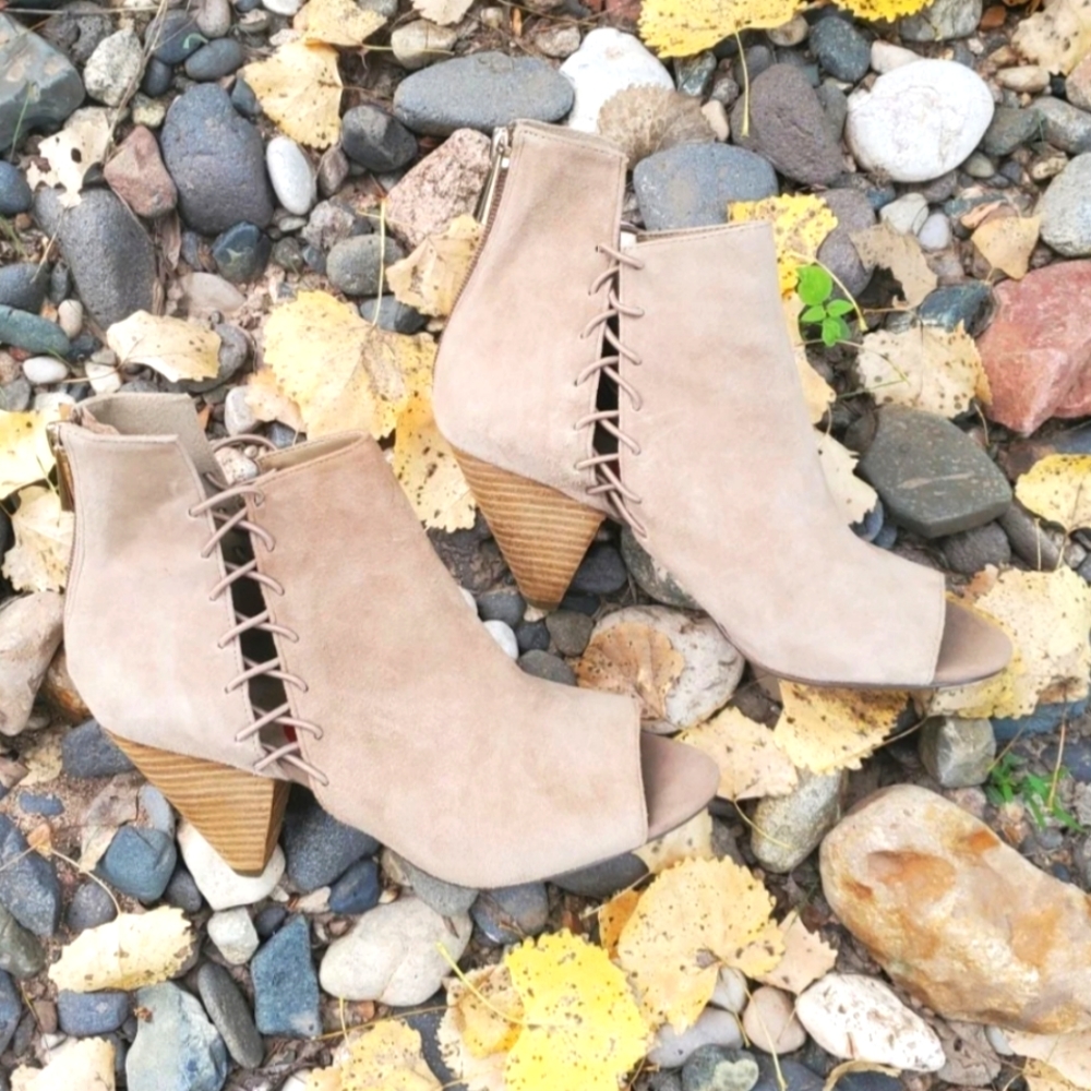 🤎SOLD🤎Vince Camuto ‘Emera’ Side Laced Booties 6.5